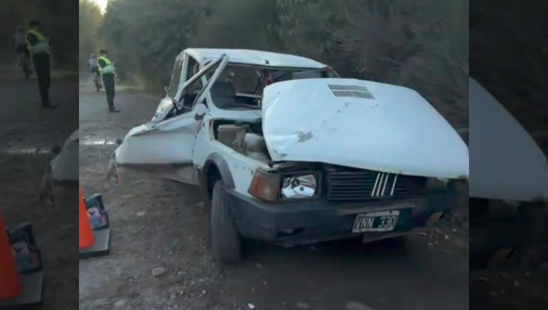 Dos jóvenes protagonizaron un violento vuelco en San Martín de Los Andes. Foto: Realidad Sanmartinense