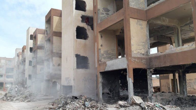 Tardarán tres semanas en remover los escombros del aguantadero demolido en Cutral Co