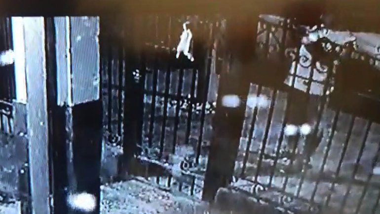 Ladrón fue grabado cuando marcaba una casa para robar