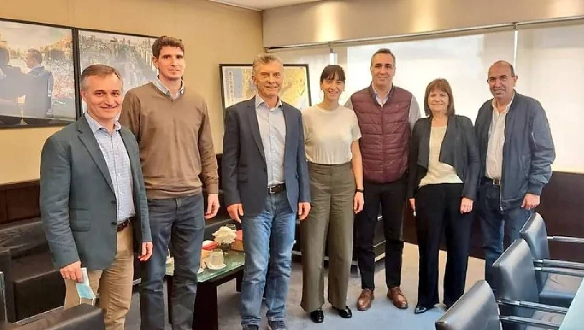Una vieja foto del PRO en Neuquén: David Schlereth (libertario); Nicolás Montero (libertario); Mauricio Macri; Leticia Esteves (presidenta del PRO en el Frente Neuquinizate; (Patricia Bullrich (La Libertaad Avanza); Francisco Sánchez (LLA) y Marcelo Be