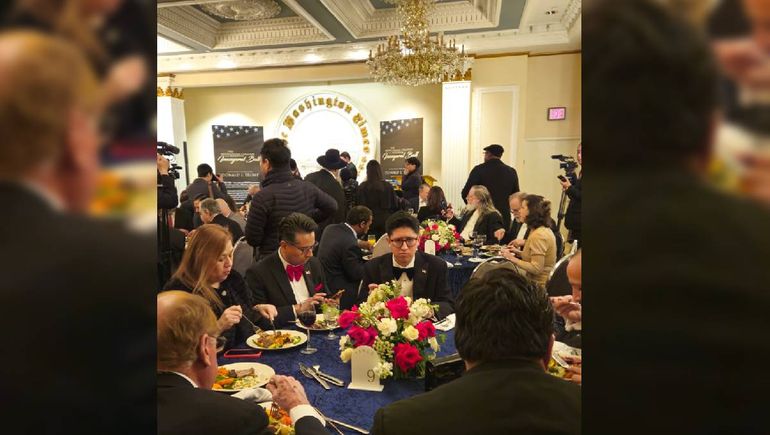 El intendente de Vaca Muerta en una cena con empresarios en el Capitolio. Una oportunidad diplomática que muy pocos tuvieron. El intendente de Vaca Muerta en una cena con empresarios en el Capitolio. Una oportunidad diplomática que muy pocos tuvieron.