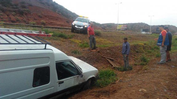 Ruta 7: se despistó luego de agarrar un pozo de lleno