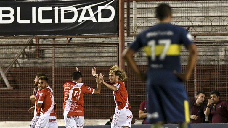 El Bicho picó fuerte al líder Boca y le ganó 2 a 0 en La Paternal