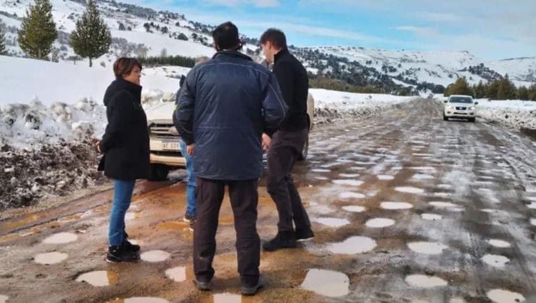 Denuncian que la ruta de Moquehue a Zapala está llena de pozos