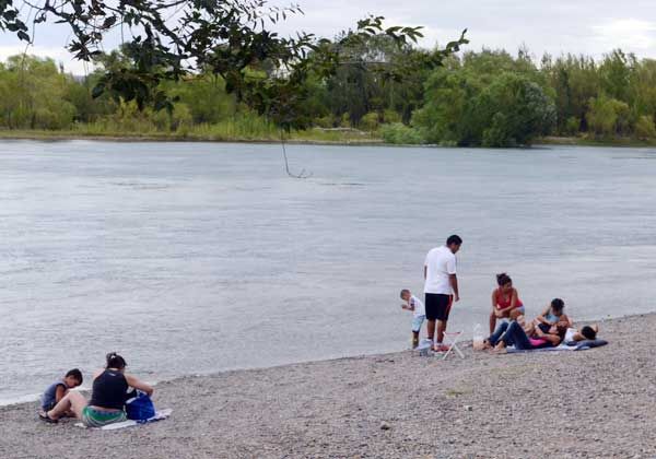 Muchos neuquinos usan balnearios no habilitados
