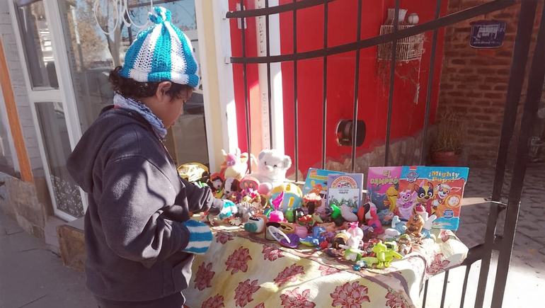 Benicio regaló juguetes en la vereda de la casa de su abuela y en el Parque Central de Oro.
