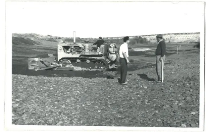 Roberto Rosauer (camisa blanca) nivelando lo que hoy es el Vivero Los Álamos de Rosauer en Villa Manzano. Año 1962. Foto: gentileza familia Rosauer. Roberto Rosauer (camisa blanca) nivelando lo que hoy es el Vivero Los Álamos de Rosauer en Villa Manzano. Año 1962. Foto: gentileza familia Rosauer.