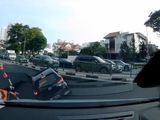 Una mujer cayó con su vehículo a un enorme socavón en Singapur y se salvó de milagro