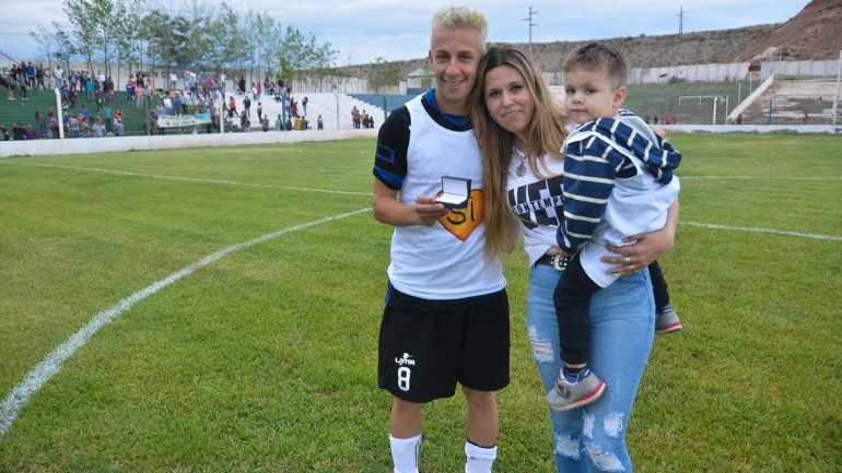 Maronese: entró a la cancha para pedirle casamiento al goleador
