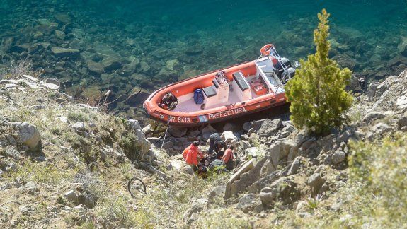 Está vivo de milagro: cayó al vacío en el lago Lácar