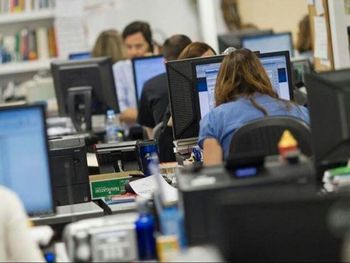 Federico Sturzenegger estimó que unos 20.000 empleados reúnen las condiciones para solicitar el retiro voluntario.