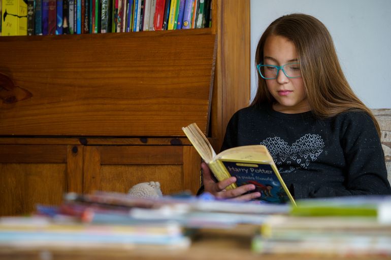 Además de leer los libros que su familia le compra, Amelia también retira los títulos que le interesa de la Biblioteca Popular “La Cascada” que se encuentra en la sede vecinal El Molino. Por otra parte, es una de las alumnas que más retira libros de la Biblioteca Además de leer los libros que su familia le compra, Amelia también retira los títulos que le interesa de la Biblioteca Popular “La Cascada” que se encuentra en la sede vecinal El Molino. Por otra parte, es una de las alumnas que más retira libros de la Biblioteca