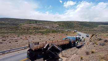 por los fuertes vientos, volcaron cuatro camiones con mercaderia