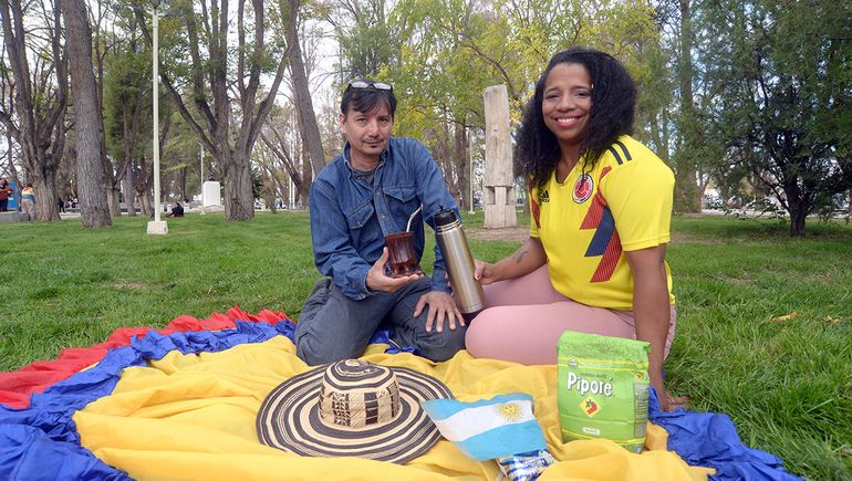 Colombia y Argentina unidas a través de esta pareja que vive en Centenario. Colombia y Argentina unidas a través de esta pareja que vive en Centenario.