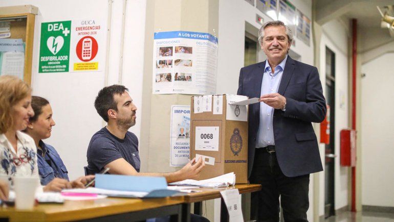 El show de Alberto Fernández: pétalos de rosas y hasta un papa Francisco