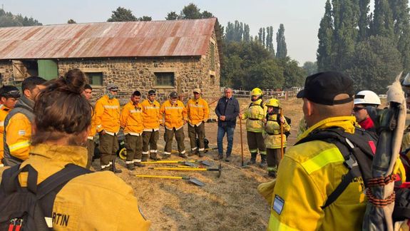Incendio en Valle Magdalena: Rolando Figueroa se instaló en el campamento de combate al fuego