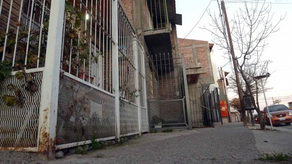 Casas enrejadas desde el piso hasta el techo, cercos perimetrales electrificados, alarmas silenciosas y sonoras son las estrategias de los neuquinos para ahuyentar a los ladrones de sus casas.