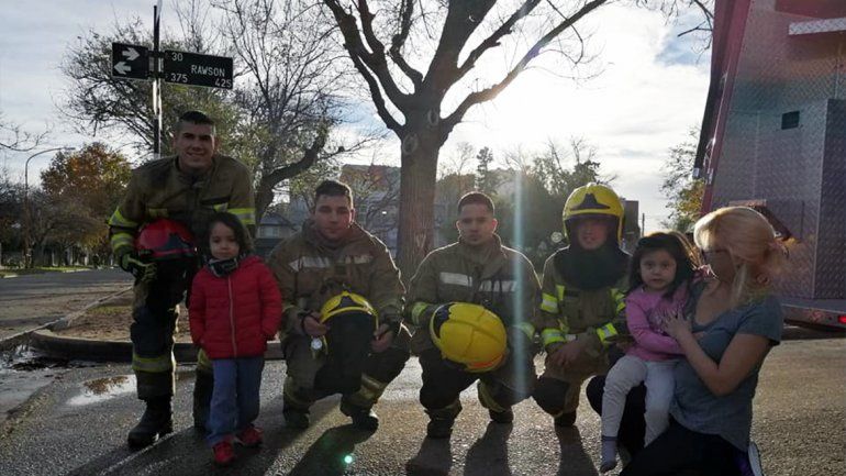 Bomberos héroes rescataron a una gatita atrapada en un árbol