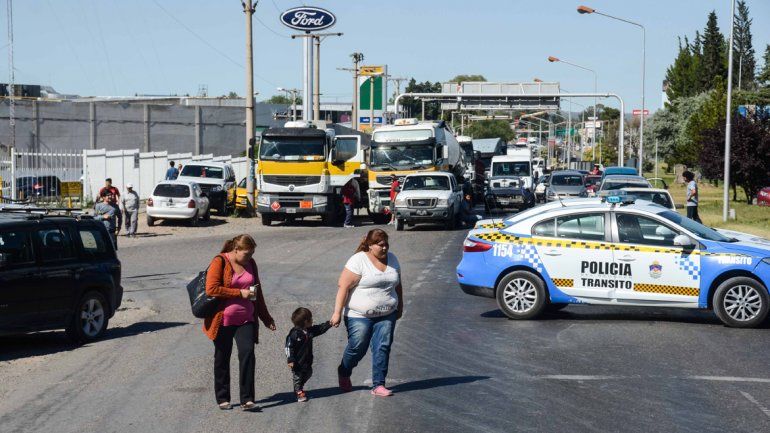 La gente debió cruzar a pie los puentes.
