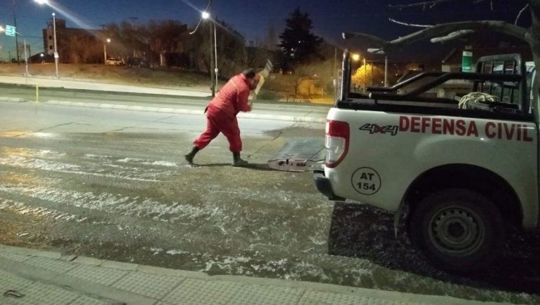 Por el hielo, limpian calles y piden circular con precaución