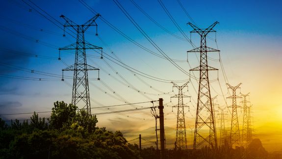 Industrias compensadas por reducir carga. La Resolución 379/2025 busca evitar el colapso del SADI en picos estivales.