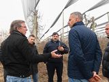 Bahillo junto a Banacloy recorriendo las explotaciones fruitícolas de la región.