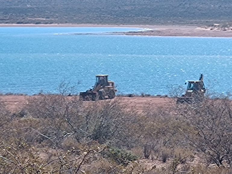 Las topadoras de los Kaxipayiñ en tierras que reclaman y que están dentro de las que dijo haber escriturado un poblador. Las topadoras de los Kaxipayiñ en tierras que reclaman y que están dentro de las que dijo haber escriturado un poblador.