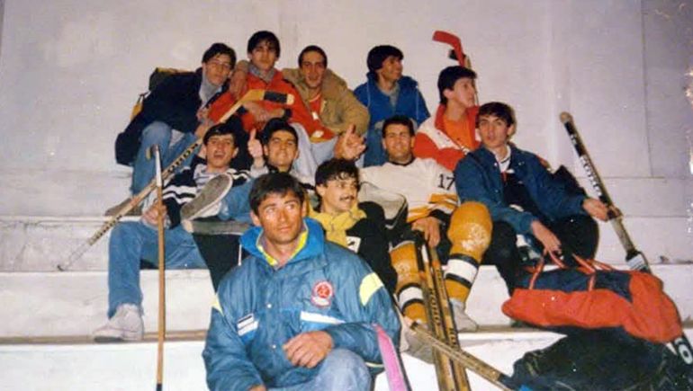 El "Loco" Duzan (campera azul con vivos blanco) fue todo un personaje en esos tiempos. Fue uno de los ideólogos de la carreras de moto en la pista de hielo, según reveló Gabriel Dipp, quien fue arquero de Las Panteras y Quimey. El "Loco" Duzan (campera azul con vivos blanco) fue todo un personaje en esos tiempos. Fue uno de los ideólogos de la carreras de moto en la pista de hielo, según reveló Gabriel Dipp, quien fue arquero de Las Panteras y Quimey.