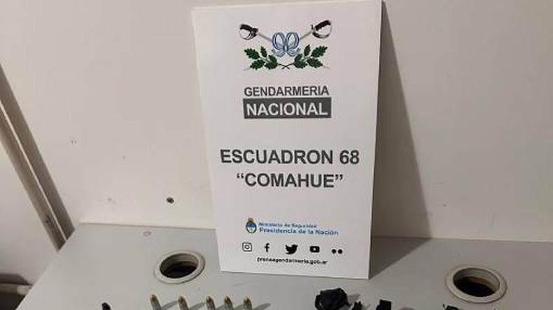 Además de envoltorios con cocaína y marihuana, los sospechosos ocultaban una pistola calibre nueve milímetros. | LM Neuquen Además de envoltorios con cocaína y marihuana, los sospechosos ocultaban una pistola calibre nueve milímetros.