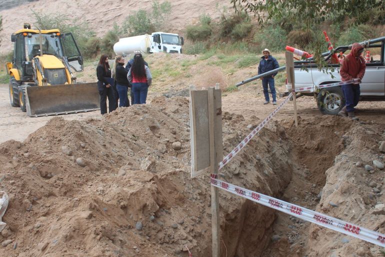 Vecinos de Nueva España junto a las máquinas de una empresa que estaba haciendo un zanjeo.