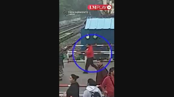 Milagro en la estación: iba mirando el celu y zafó de ser atropellado por el tren