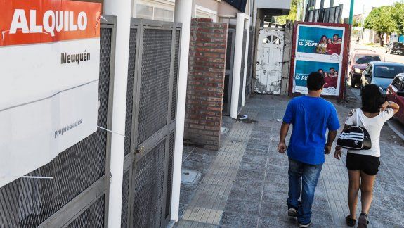 Los alquileres en la ciudad están altos y muchos vecinos se quejan. Dicen que algunos dueños ponen valores que sólo podría pagar alguien que trabaja en el mundo del petróleo.