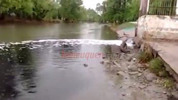 vecinos indignados filmaron como desde un cano arrojan liquidos cloacales al rio limay vecinos indignados filmaron como desde un cano arrojan liquidos cloacales al rio limay