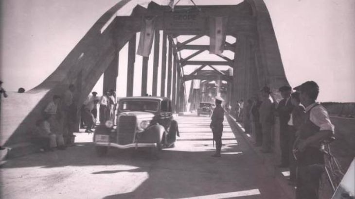 La iniciativa de construir un puente carretero sobre el río Neuquén se gestó en la década de 1930. Gentileza archivo Lic. Ricardo A. Koon La iniciativa de construir un puente carretero sobre el río Neuquén se gestó en la década de 1930. Gentileza archivo Lic. Ricardo A. Koon