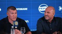 El curioso discurso del presidente de Rosario Central para confirmar la continuidad de Jorge Almirón. El curioso discurso del presidente de Rosario Central para confirmar la continuidad de Jorge Almirón.
