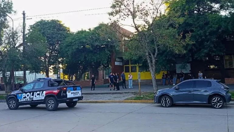 El brutal hecho ocurrió cuando izaban la bandera. El brutal hecho ocurrió cuando izaban la bandera.