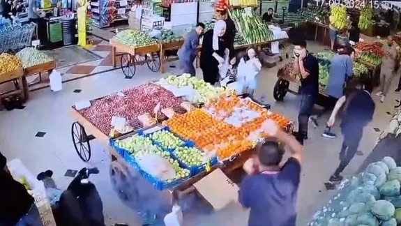 El estallido de un beeper en un mercado de Beirut.