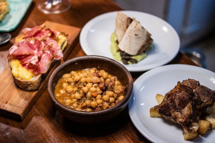 Cazuela de garbanzos y panceta, sand de ternera y crema de plata, tapa de asado ahumada y montadito de bondiola