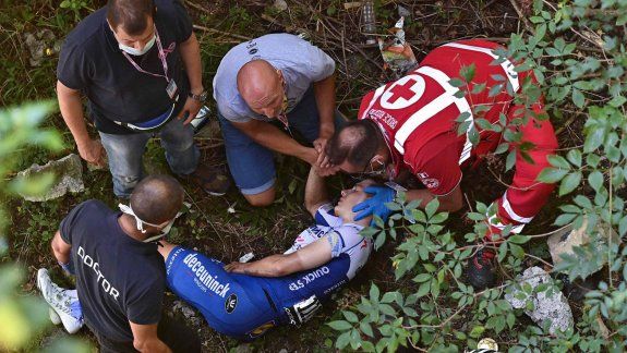 El ciclista lesionado tras escalofriante caída.