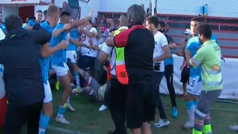 Otro escándalo con el equipo del Chiqui Tapia y piñas tras gol de un ex Cipo