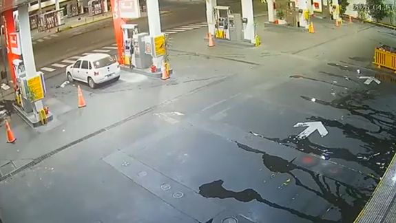 El robo comenzó con el reemplazo del posnet mientras el empleado de la estación de servicio estaba distraído.
