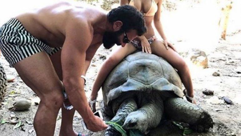 El hombre en cuestión también suele tratar mal a sus mujeres.