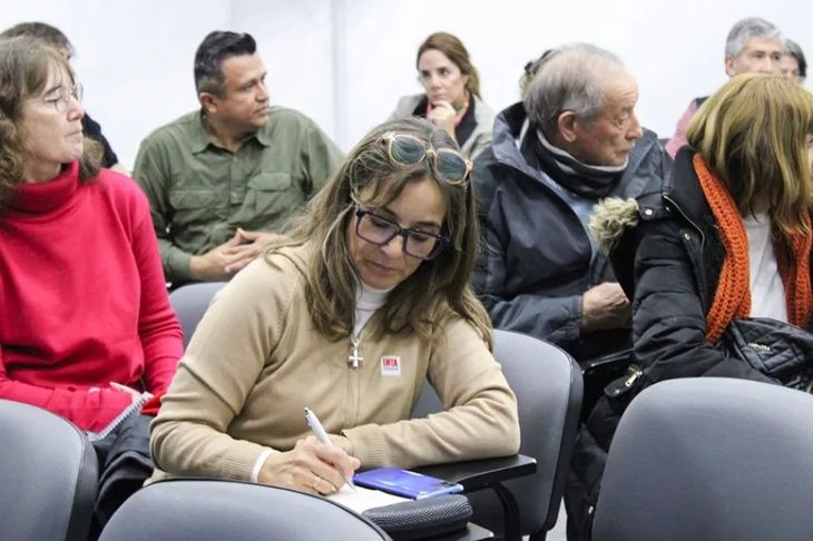 El encuentro sirvió para que se sentaran a una misma mesa, productores y funcionarios para revisar las estrategias. El encuentro sirvió para que se sentaran a una misma mesa, productores y funcionarios para revisar las estrategias.