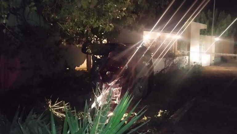 La camioneta quedó volcada sobre la vereda. La camioneta quedó volcada sobre la vereda. 