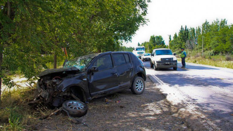 El Renault Sandero terminó con importantes daños en su estructura.