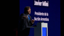 Javier Milei afirmó que la inflación va a bajar debido a que los factores que la aumentan son temporales. Javier Milei afirmó que la inflación va a bajar debido a que los factores que la aumentan son temporales.
