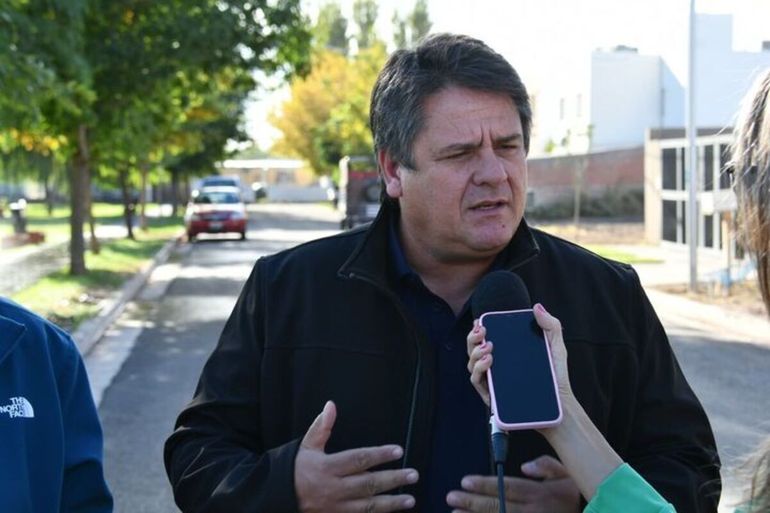 El intendente recorrió la pavimentación de otras 10 cuadras. La obra contempla las redes de servicios básicos.