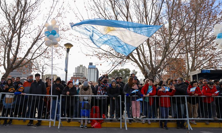 Con emoción, miles de neuquinos disfrutaron el regreso del desfile del 9 de julio