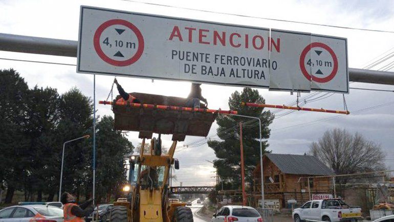 No aprenden: volvieron a chocar el puente y no funciona el tren