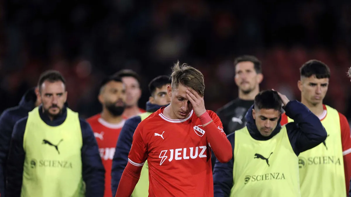 Las caras y los gestos de los jugadores de Independiente lo dicen todo. La derrota y la situación con el descenso son para agarrarse la cabeza.